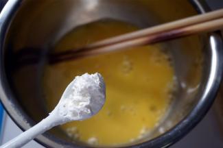 1个鸡蛋打散，加入1小勺玉米淀粉，拌均匀。