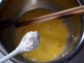 1个鸡蛋打散，加入1小勺玉米淀粉，拌均匀。