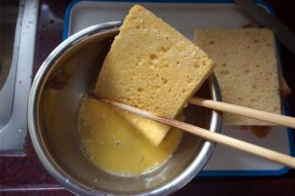 吐司片在蛋液中全面浸泡。