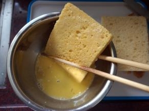 吐司片在蛋液中全面浸泡。