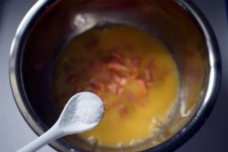 热锅下油，放入吐司片，稍微煎香。