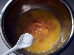 热锅下油，放入吐司片，稍微煎香。