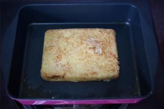 热锅下油，放入吐司片，稍微煎香。