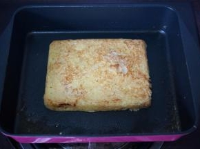 热锅下油，放入吐司片，稍微煎香。