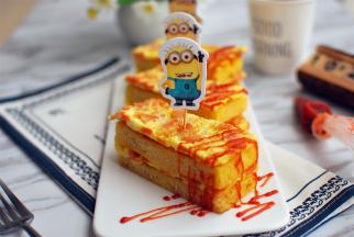 一层吐司片一层火腿煎蛋叠上去，两片吐司片两片火腿蛋一共叠4层。然后切成3份，淋上少许番茄酱，完成。