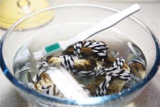 用盐水多次刷洗闸蟹。