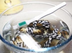 用盐水多次刷洗闸蟹。