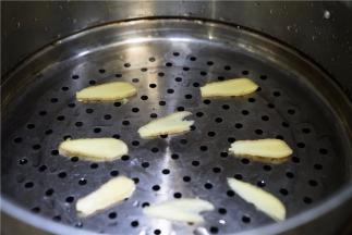 蒸锅的隔垫里放上姜处一。