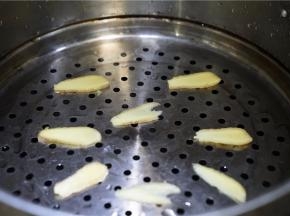 蒸锅的隔垫里放上姜处一。