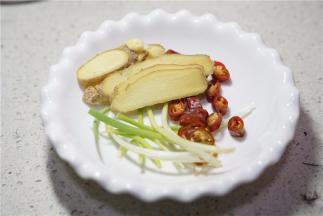 另备姜片辣椒葱段。