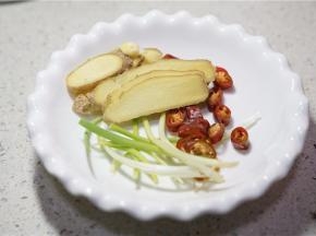 另备姜片辣椒葱段。
