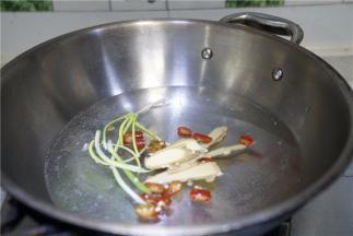 将备好的辅料下锅，并加入清水煮至出味。