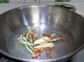 将备好的辅料下锅，并加入清水煮至出味。