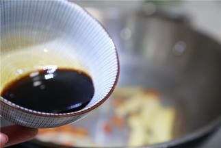 再加入生抽黄酒来调味。