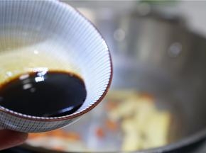 再加入生抽黄酒来调味。