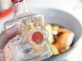 放凉后再加入白酒调味。