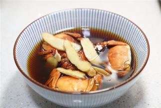 将卤汁放凉挑出辣椒及葱段。将蒸好的蟹下卤汁。