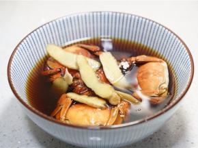 将卤汁放凉挑出辣椒及葱段。将蒸好的蟹下卤汁。