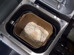 根据食谱提供的参考配方称量食材。按照先液体后固体的顺序将食材放入面包机桶内。