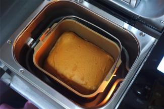 这是烘烤出来的面包，若不及时断电，会自动保温一个小时。