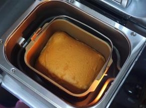 这是烘烤出来的面包，若不及时断电，会自动保温一个小时。