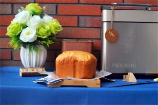 将面包桶倒扣，倒出面包。