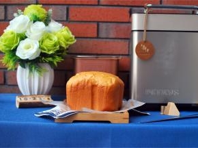 将面包桶倒扣，倒出面包。