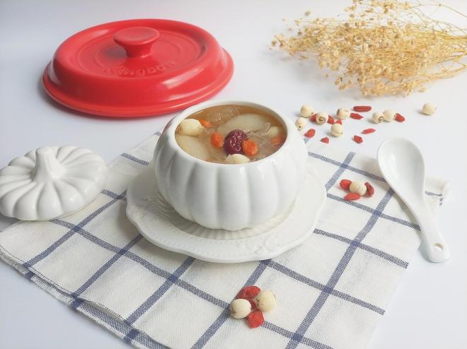 银耳雪梨莲子羹