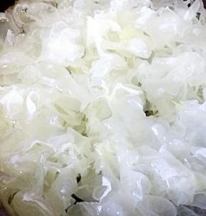 然后把泡开的银耳洗干净，撕成小朵