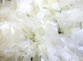 然后把泡开的银耳洗干净，撕成小朵