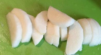雪梨去皮切小块