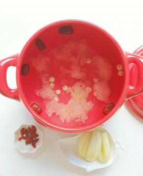 准备砂锅，锅中放入适量清水，再放入红枣，莲子，银耳，冰糖