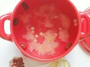 准备砂锅，锅中放入适量清水，再放入红枣，莲子，银耳，冰糖