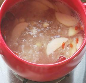 熬到银耳软糯，汤汁黏稠即可