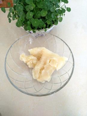 土豆蒸熟，取出搅拌成泥。