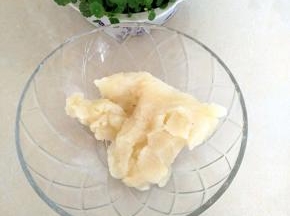 土豆蒸熟，取出搅拌成泥。