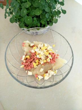 加入切成丁的火腿肠、鸡蛋拌匀。