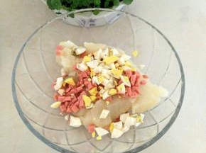 加入切成丁的火腿肠、鸡蛋拌匀。