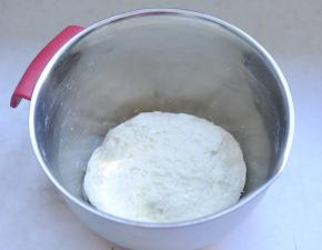 2、将其混合，揉匀。