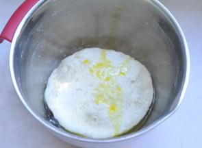 3、加入玉米油，继续揉面，