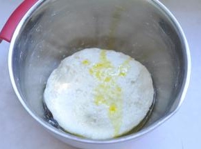 3、加入玉米油，继续揉面，