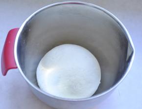 4、直到柔出有薄而韧性的手套膜就好啦，盖上保鲜膜常温发酵