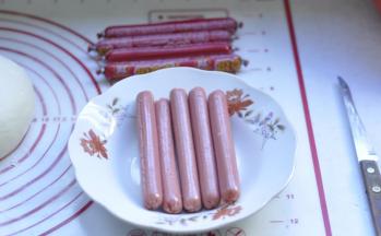 5、把买来的香肠，用小刀将肠衣切口，撕掉肠衣备用