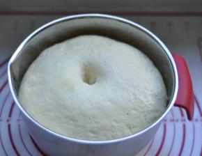 6、经过90分钟发酵面团变成原来的2倍大，手指沾面粉在面中间戳个洞，面不回缩，就发酵好了