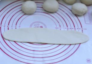 8、取一块按扁，擀成牛舌状 长度约25cm 宽度7左右