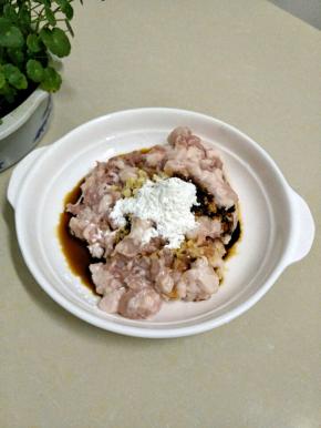 把肉末中加入料酒，盐，生抽，姜末，干淀粉抓匀，腌制20分钟。