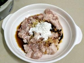 把肉末中加入料酒，盐，生抽，姜末，干淀粉抓匀，腌制20分钟。