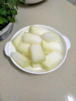 在把冬瓜切成片