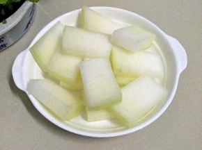 在把冬瓜切成片