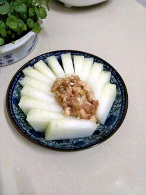 装入盘中，放上肉馅。